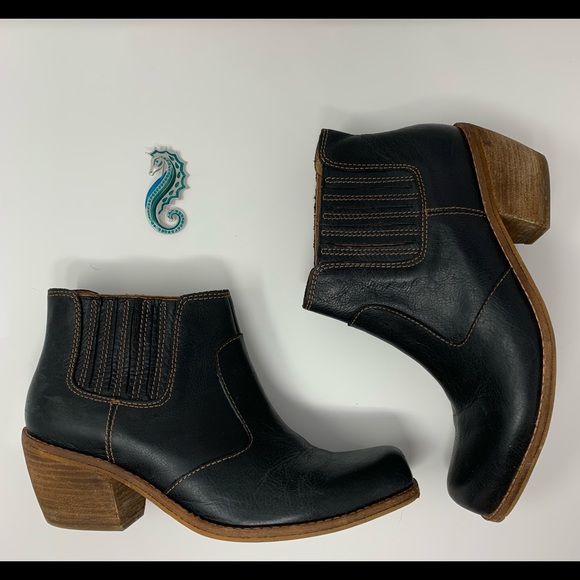 Latigo Shoes - Anthropologie Latigo Sz 8M Black Leather Booties